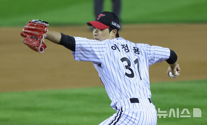 [서울=뉴시스] 홍효식 기자 = 27일 오후 서울 송파구 잠실야구장에서 열린 2025 KBO 한국시리즈 2차전 한화 이글스와 LG 트윈스의 경기, 9회초 LG 이정용이 공을 던지고 있다. 2025.10.27. yesphoto@newsis.com