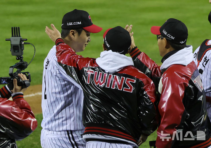 [서울=뉴시스] 홍효식 기자 = 27일 오후 서울 송파구 잠실야구장에서 열린 2025 KBO 한국시리즈 2차전 한화 이글스와 LG 트윈스의 경기, LG가 13-5로 승리한 가운데 문보경이 염경엽 감독에게 격려받고 있다. 2025.10.27. yesphoto@newsis.com