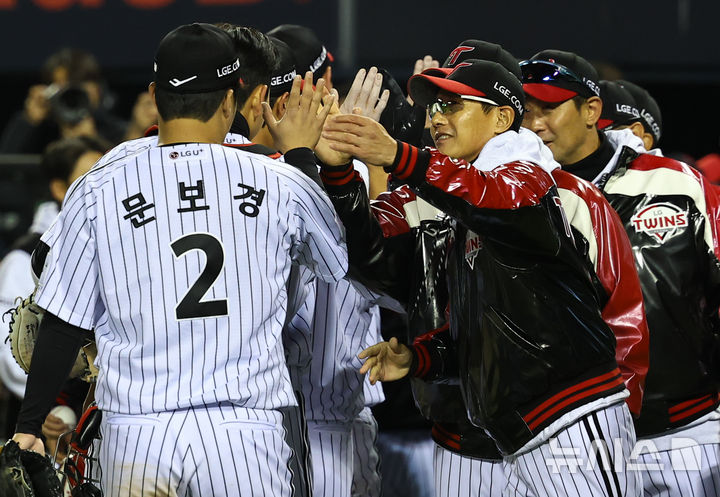 [서울=뉴시스] 최진석 기자 = 염경엽 LG 트윈스 감독과 문보경이 27일 오후 서울 송파구 잠실야구장에서 열린 2025 KBO 한국시리즈 2차전 한화 이글스와 LG 트윈스의 경기에서 13대5로 승리 후 승리를 자축하고 있다. 2025.10.27. myjs@newsis.com
