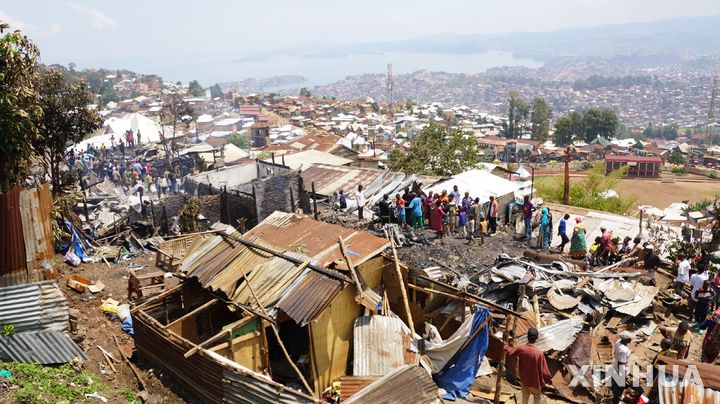 [ 부카부( 민주콩고)= 신화/뉴시스] 민주 콩고의 남 키부주의 주도에서 일어난 전투로 지난 2025년 10월 27일 불탄 집들을 바라보는 현지 주민들. 정부군과 M23 반군의 전투는 12월 2일부터 더욱 격렬해져 2주일 동안 어린이 10만명을 포함한 50만명의 피난민이 발생했다. 설상가상으로 콜레라까지 확산돼 환자 1300명 사망자 35명으로 늘어나 유엔이 긴급지원에 나섰다고 2월 11일 발표했다. 2026. 02.12.
