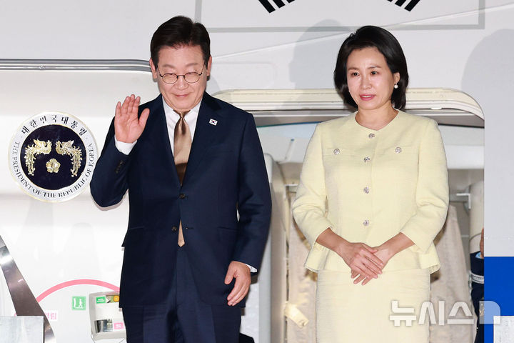 [성남=뉴시스] 고범준 기자 = 일본 정부는 28일 다카이치 사나에(高市早苗) 총리가 30일부터 내달 1일까지 사흘간 한국을 방문해 아시아태평양경제협력체(APEC) 정상회의에 참석할 것이라고 밝혔다. 사진은 아세안 정상회의 일정을 마친 이재명 대통령과 김혜경 여사가 지난 27일 경기 성남 서울공항에 도착해 인사하고 있는 모습. 2025.10.28. bjko@newsis.com