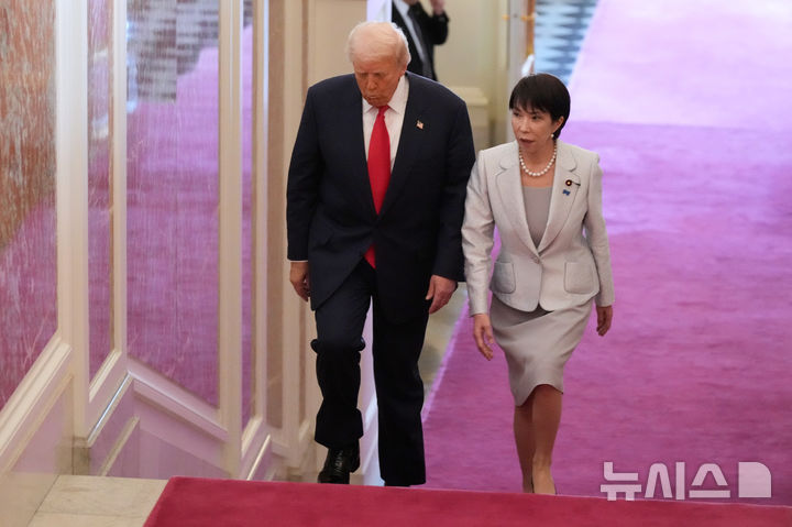 [도쿄=AP/뉴시스] 도널드 트럼프 미국 대통령과 다카이치 사나에 일본 총리가 28일 도쿄 아카사카 영빈관에서 회담장으로 향하고 있다. 2025.10.28.