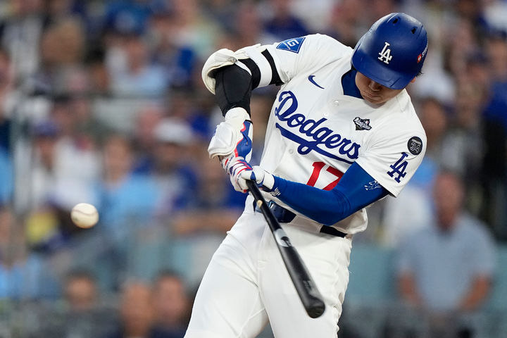 [로스앤젤레스=AP/뉴시스] 로스앤젤레스(LA) 다저스의 오타니 쇼헤이가 27일(현지 시간) 미 캘리포니아주 로스앤젤레스 다저 스타디움에서 열린 2025 메이저리그 월드시리즈(WS·7전4선승제) 3차전 토론토 블루제이스와 경기 3회 말 1점 홈런을 치고 있다. 다저스는 4회 현재 2-3으로 끌려가고 있다. 2025.10.28. 