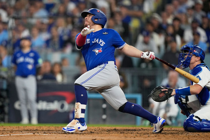 [로스앤젤레스=AP/뉴시스] 토론토 블루제이스의 알레한드로 커크가 27일(현지 시간) 미 캘리포니아주 로스앤젤레스 다저 스타디움에서 열린 2025 메이저리그 월드시리즈(WS·7전4선승제) 3차전 LA 다저스와 경기 4회 초 역전 3점 홈런을 치고 있다. 토론토가 4회 현재 4-2로 앞서고 있다. 2025.10.28. 