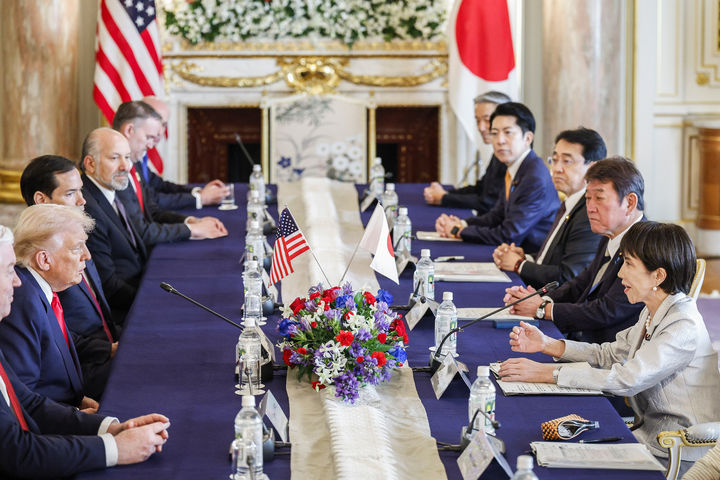 [도쿄=AP/뉴시스] 도널드 트럼프(왼쪽) 미국 대통령과 다카이치 사나에 일본 총리가 28일 일본 도쿄 모토아카사카 영빈관에서 회담하고 있다. 회담 후 오찬 메뉴로는 미국산 쌀과 쇠고기가 올랐다고 백악관은 전했다. 2025.10.28.