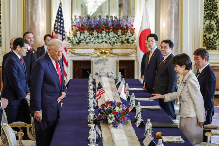 [도쿄=AP/뉴시스] 도널드 트럼프(왼쪽) 미국 대통령과 다카이치 사나에 일본 총리가 28일 일본 도쿄 모토아카사카 영빈관에서 회담을 시작하고 있다. 2025.10.28.