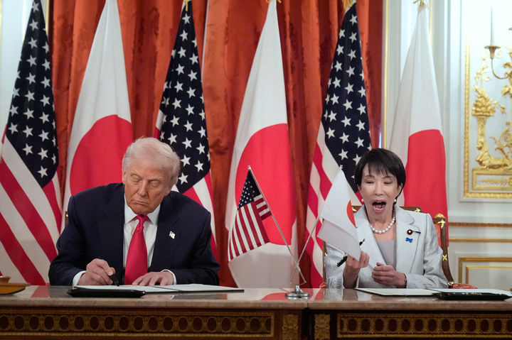[도쿄=AP/뉴시스] 도널드 트럼프(왼쪽) 미국 대통령과 다카이치 사나에 일본 총리가 28일 일본 도쿄 모토아카사카 영빈관에서 회담 후 희토류 공급망 협정서에 서명하고 있다. 2025.10.28.