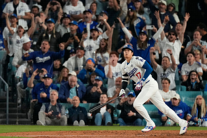 [로스앤젤레스=AP/뉴시스] 로스앤젤레스(LA) 다저스의 오타니 쇼헤이가 27일(현지 시간) 미 캘리포니아주 로스앤젤레스 다저 스타디움에서 열린 2025 메이저리그 월드시리즈(WS·7전4선승제) 3차전 토론토 블루제이스와 경기, 4-5로 뒤진 7회 말 1점 홈런을 친 후 타구를 바라보고 있다. 2025.10.28.