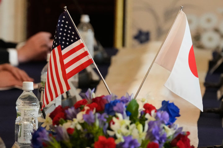 [도쿄=AP/뉴시스]28일 일본 도쿄 영빈관에 미일 정상회담을 기념해 양국 국기가 장식돼 있다. 2025.10.28.