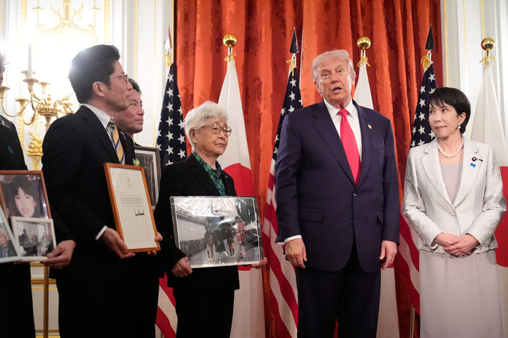 [도쿄=AP/뉴시스]다카이치 사나에(高市早苗) 일본 신임 총리가 북한에 김정은 국무위원장과의 회담을 타진하면서 북일 정상회담에 대해 기대가 높아지고 있다. 하지만 북일 관계는 "답보 상태가 계속되고 있어 전진은 쉽지 않을 것"이라고 현지 언론은 분석했다. 사진은 도널드 트럼프(오른쪽에서 두번째) 미국 대통령과 다카이치 사나에(오른쪽) 일본 총리가 지난달 28일 도쿄 아카사카 영빈관에서 북한 납치 피해자 가족들과 면담하고 있는 모습. 가족들은 납치된 피해자의 사진을 들고 있다. 2025.11.05.