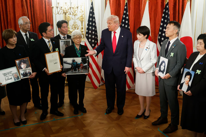 [도쿄=AP/뉴시스]도널드 트럼프(가운데) 미국 대통령과 다카이치 사나에(트럼프 대통령 오른쪽) 일본 총리가 지난 28일 도쿄 아카사카 영빈관에서 북한 납치 피해자 가족들과 면담하고 있다. 가족들은 납치된 피해자의 사진을 들고 있다. 2025.10.29.