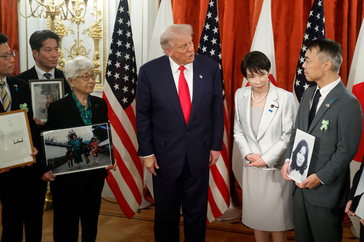[도쿄=AP/뉴시스] 도널드 트럼프 미국 대통령이 다카이치 사나에 일본 총리와 함께 지난해 10월 28일 도쿄 아카사카 영빈관에서 일본인 납북 피해자 가족들을 만나고 있다. 사진은 기사와 직접적 관련 없음. 2026.03.26.