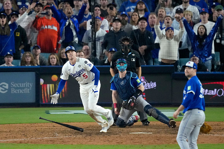 [로스앤젤레스=AP/뉴시스] 로스앤젤레스(LA) 다저스의 프레디 프리먼이 27일(현지 시간) 미 캘리포니아주 로스앤젤레스 다저 스타디움에서 열린 2025 메이저리그 월드시리즈(WS·7전4선승제) 3차전 토론토 블루제이스와 경기 연장 18회 말 끝내기 1점 홈런을 치고 있다. 다저스가 6시간 40분에 걸친 혈투 끝에 6-5로 승리해 시리즈 전적 2승1패를 기록했다. 2025.10.28. 