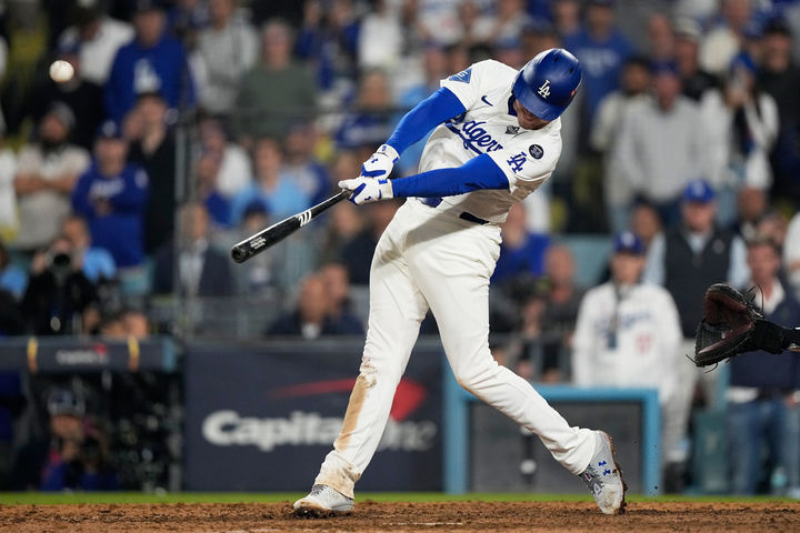 [로스앤젤레스=AP/뉴시스] 로스앤젤레스(LA) 다저스의 프레디 프리먼이 27일(현지 시간) 미 캘리포니아주 로스앤젤레스 다저 스타디움에서 열린 2025 메이저리그 월드시리즈(WS·7전4선승제) 3차전 토론토 블루제이스와 경기 연장 18회 말 끝내기 1점 홈런을 치고 있다. 다저스가 6시간 40분에 걸친 혈투 끝에 6-5로 승리해 시리즈 전적 2승1패를 기록했다. 2025.10.28.