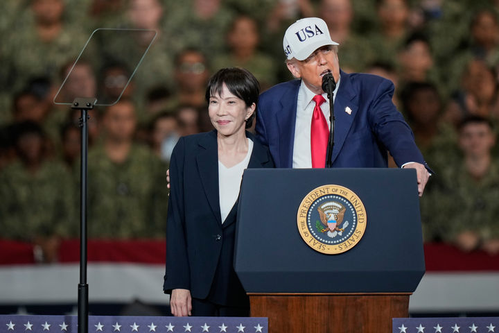 [도쿄=AP/뉴시스] 도널드 트럼프 미국 대통령이 28일 가나가와현 요코스카에 있는 미 해군 기지에 정박 중인 미 항공모함 USS 조지 워싱턴호에서 미군 장병들을 대상으로 연설하고 있다. 옆에 다카이치 사나에 일본 총리가 서 있다.