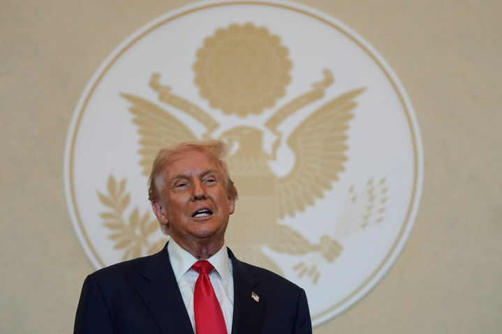 [도쿄=AP/뉴시스]도널드 트럼프 미 대통령이 28일 일본 도쿄에서 열린 만찬 행사에서 일본 재계 지도자들과 대화하고 있다. 2025.10.28.