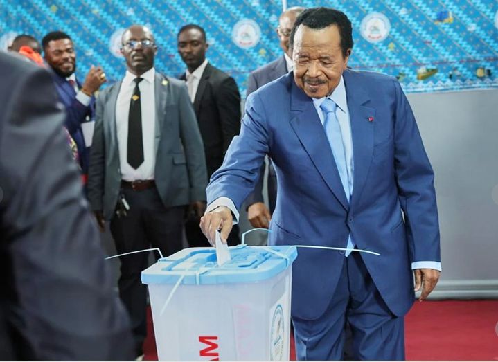[야운데(카메룬)=AP/뉴시스] 폴 비야 카메룬 대통령이 12일 야운데 의 한 투표소에서 투표하고 있다. 그는 1982년부터 43년간 집권했으며 임기 7년의 대통령에 8번째로 당선됐다. 2025.10.18. *재판매 및 DB 금지
