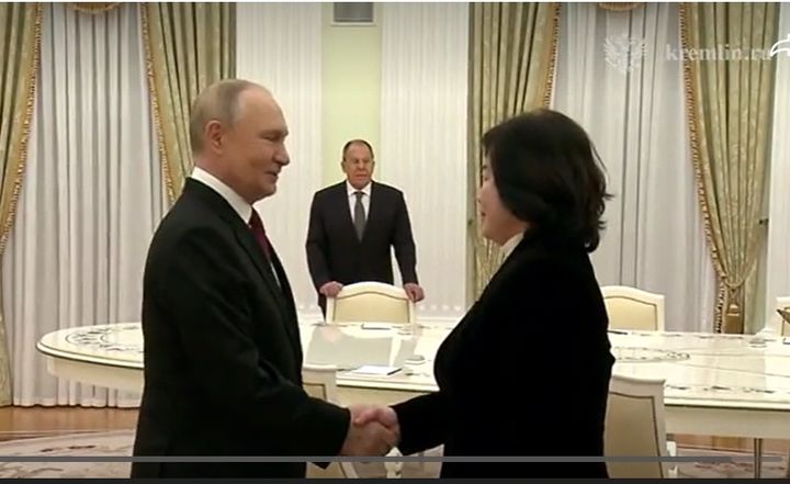 [서울=뉴시스] 블라디미르 푸틴 러시아 대통령과 최선희 북한 외무상이 27일 모스크바 크렘린궁에서 만나 악수하고 있다. 뒤로 세르게이 라바로프 외무장관이 보인다.(출처: 리아노보스티 통신 화면 캡처) 2025.10.28. *재판매 및 DB 금지