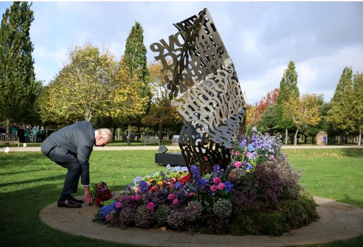  [서울=뉴시스] 영국 찰스 3세 국왕이 27일 잉글랜드 중부의 국립기념수목원에 세워진 LGBTQ+(레즈비언, 게이, 양성애자 및 트랜스젠더 등) 군인들을 위한 영국 최초의 국가기념비에 헌화하고 있다. (출처: 더 타임스) 2025.10.28.&nbsp; *재판매 및 DB 금지