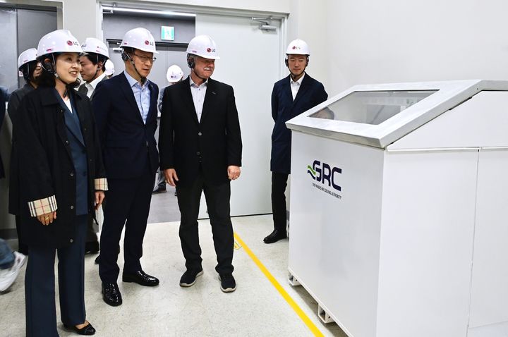 [서울=뉴시스]LG전자가 AI 데이터센터 냉각솔루션 포트폴리오를 액침냉각 방식까지 확장하기 위해 SK엔무브, 미국 액침냉각 전문기업 GRC(Green Revolution Cooling)와 'AI 데이터센터 냉각솔루션 사업 확대를 위한 업무협약(MOU)'을 체결했다. SK엔무브 남재인 Green성장본부장(앞줄 왼쪽부터), LG전자 이재성 ES사업본부장, GRC 피터 폴린(Peter Poulin) CEO가 LG전자 칠러사업장 내 AI 데이터센터 전용 테스트베드에 설치된 액침냉각 솔루션을 둘러보고 있다. (사진 = LG전자) 2025.10.28. photo@newsis.com *재판매 및 DB 금지