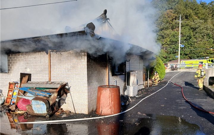 [영양=뉴시스] 영양군 영양읍 단독주택에서 발생한 화재를 진화하고 있다. (사진=경북소방본부 제공) 2025.10.28. photo@newsis.com *재판매 및 DB 금지