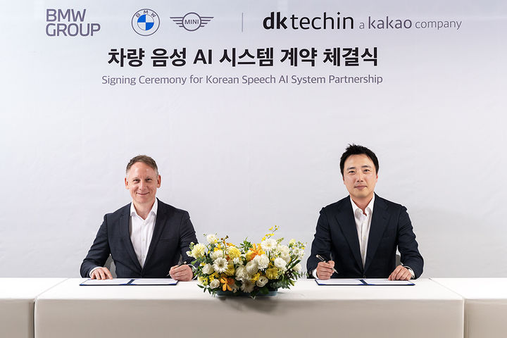 [서울=뉴시스] 카카오 IT 서비스 부문 자회사 디케이테크인은 BMW에 차량용 한국어 음성 AI 시스템을 공급한다고 28일 밝혔다. (왼쪽부터) 안드레아스 스툼 BMW그룹 R&D센터 코리아 총괄, 이원주 디케이테크인 대표 (사진=디케이테크인 제공) *재판매 및 DB 금지