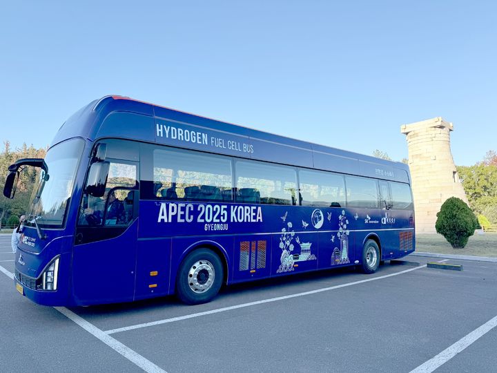 [서울=뉴시스] SK이노베이션이 지원하는 APEC CEO 서밋 행사의 수소 셔틀버스 모습. (사진=SK이노베이션 제공) 2025.10.28. photo@newsis.com *재판매 및 DB 금지