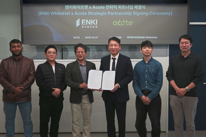 (왼쪽부터) ACOTE 라시드 CTO, KOTRA 이성훈 부관장, ACOTE 김귀천 CEO, 엔키화이트햇 이성권 CEO, 조정현 부사장, 이태우 CFO가 27일 서울 송파구 엔키화이트햇 본사에서 MOU 체결 후 기념 촬영을 하고 있다. (사진=엔키화이트햇 제공) *재판매 및 DB 금지