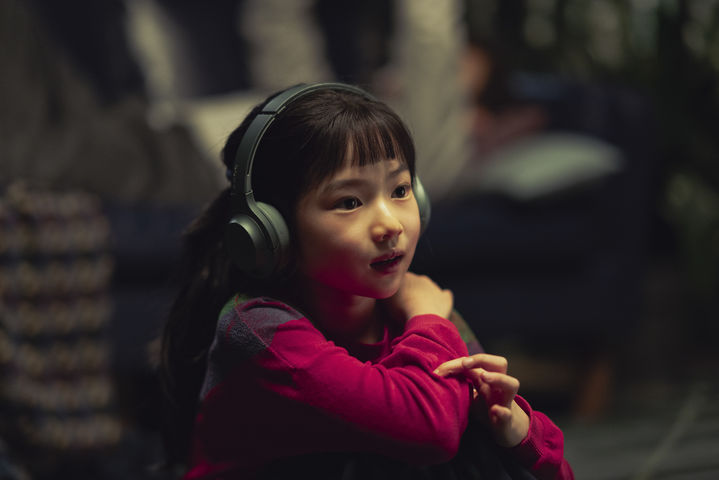 [서울=뉴시스] 영화 '어쩔수가없다' 속 주인공 만수의 딸 리원이 최하영 연주에 몰입한 장면. (사진=롯데콘서트홀 제공 ⓒCJ ENM) 2025.10.28. photo@newsis.com *재판매 및 DB 금지