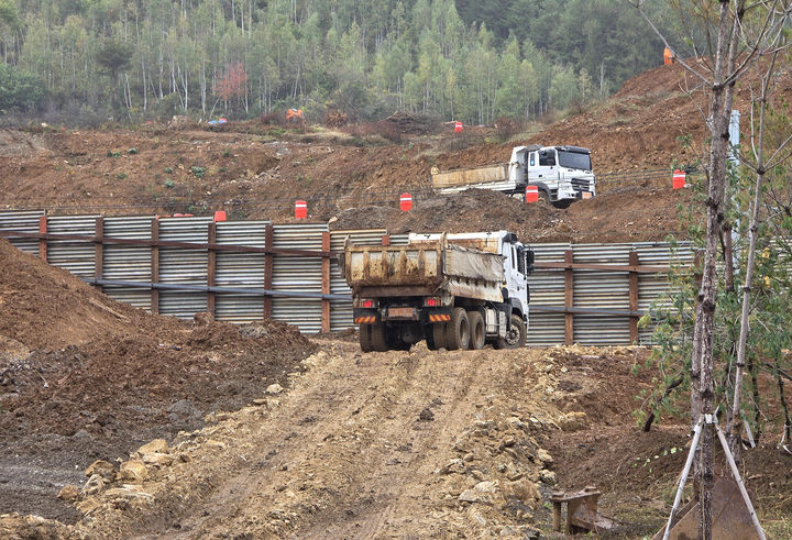지난 27일 태백시 철암동 고터실산업단지 조성공사현장에 덤프트럭이 토사를 운반하고 있다.(사진=뉴시스) *재판매 및 DB 금지