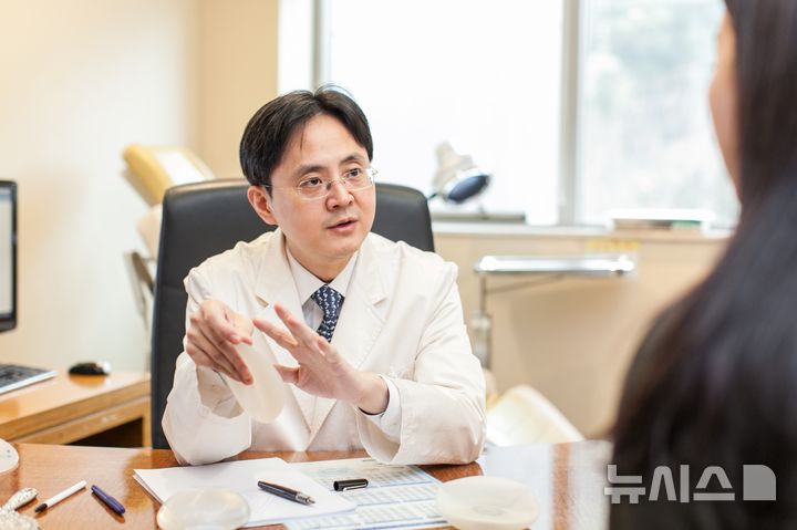 [서울=뉴시스] 전병준 삼성서울병원 성형외과 교수가 유방암 수술 후 재건성형 관련해 환자와 상담하고 있다. (사진= 삼성서울병원 제공)