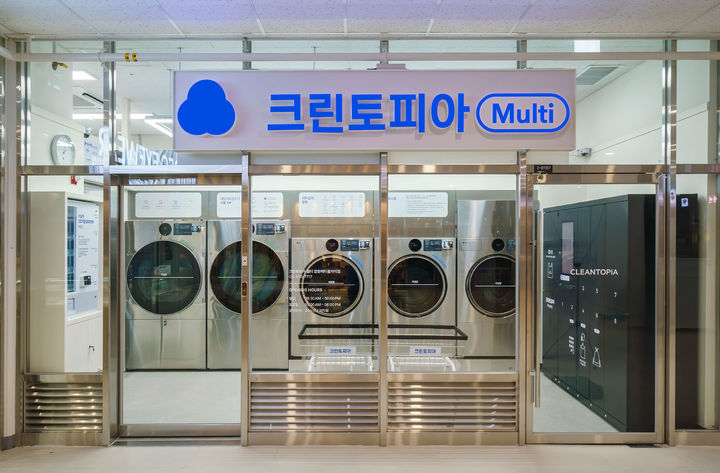 [서울=뉴시스]LG전자는 LG 상업용 대용량 세탁건조기 신제품을 국내 출시하고, 크린토피아에 공급했다고 28일 밝혔다. 신제품은 세탁기, 건조기, 세탁건조기 콤보 등 3종이다. 사진은 지난달 말 서울 잠원동 크린토피아 메이플자이점에 첫 설치된 제품. (사진=LG전자 제공) photo@newsis.com *재판매 및 DB 금지