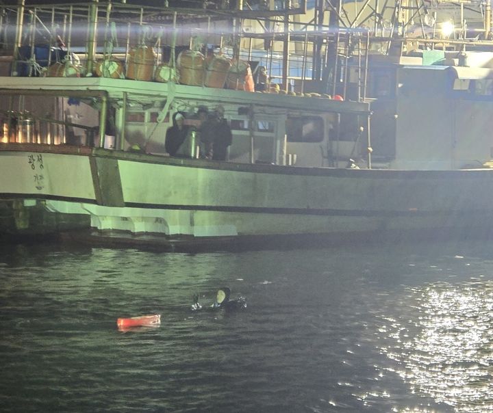 [울산=뉴시스] 박수지 기자 = 27일 오후 부산 기장군 학리항 앞바다에 승용차가 빠져 해경이 구조작업 중이다. (사진=울산해양경찰서 제공) 2025.10.28. photo@newsis.com *재판매 및 DB 금지