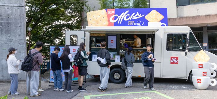 [서울=뉴시스] 지난 23일 동국대학교 학생회관 앞에서 진행된 에이스 커피차 이벤트 모습.(사진=해태제과 제공) *재판매 및 DB 금지