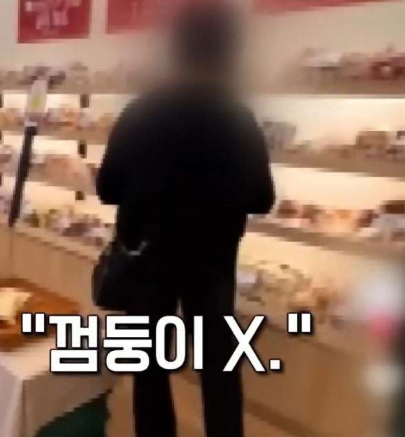 [뉴시스] 매장에서 빵을 고르는 중년 여성 뒤에서 인종비하적 욕설을 내뱉으며 폭언을 행하는 여학생들의 모습. (사진 = 'JTBC News' 유튜브 캡처) 2025.10.28. *재판매 및 DB 금지