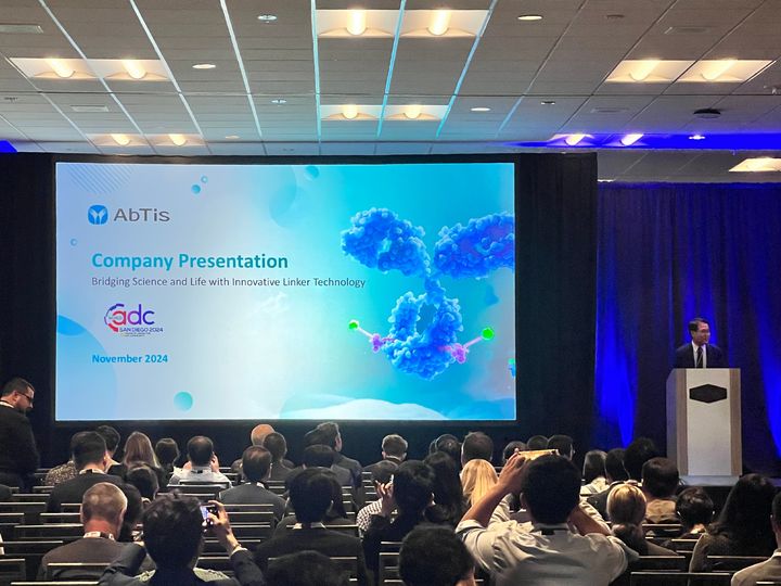 [서울=뉴시스] 앱티스는 지난해 World ADC 2024 행사에 참석해 프레젠테이션을 진행했다. (사진=앱티스 제공) 2025.10.28. photo@newsis.com  *재판매 및 DB 금지