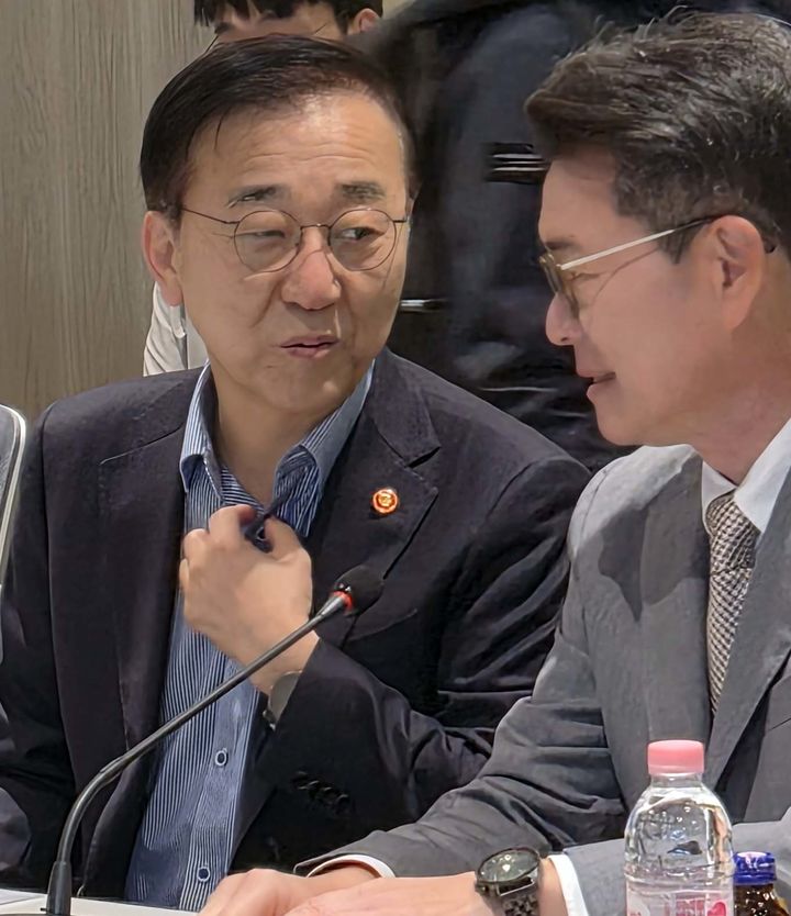 [서울=뉴시스] 정진형 기자 = 김윤덕 국토교통부 장관이 28일 오전 서울 성동구 성수1구역 민간 재건축 현장을 방문해 정원오 성동구청장과 대화를 나누고 있다. 2025.10.28. formation@newsis.com *재판매 및 DB 금지