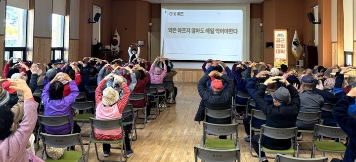 [횡성=뉴시스] 노인대학 투약관리 교육. (사진=횡성군 제공) 2025.10.28. photo@newsis.com *재판매 및 DB 금지