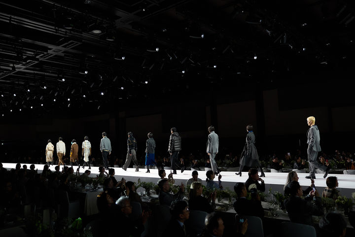 [서울=뉴시스] 생활문화기업 LF의 영국 프리미엄 브랜드 닥스(DAKS)가 서울 신라호텔에서 열린 '2025 FW 패션쇼'를 성황리에 마쳤다고 28일 밝혔다. (사진=LF 제공) *재판매 및 DB 금지