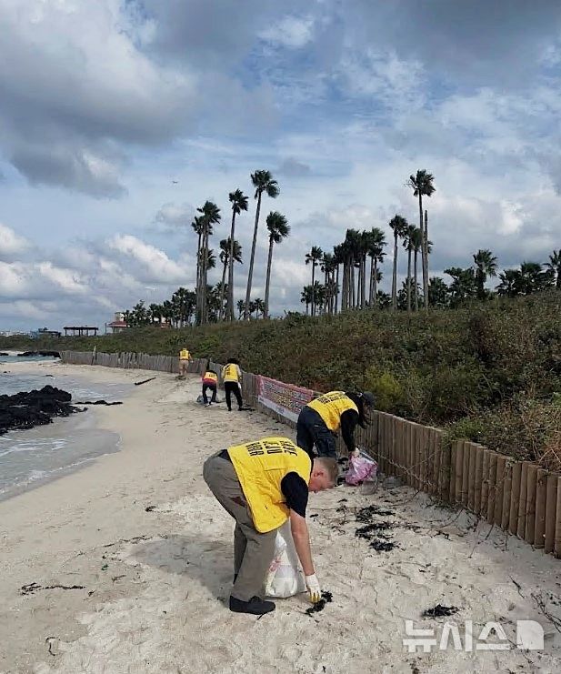 [제주=뉴시스] '레클리스 런케이션 투어'에 참가한 주한미군 가족들이 제주 해안가에서 플로깅을 하는 모습. (사진=제주관광공사 제공) 2025.10.28. photo@newsis.com *재판매 및 DB 금지