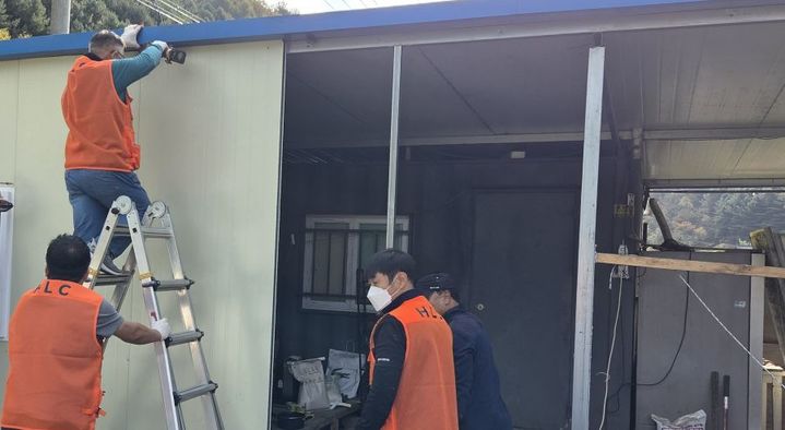 [홍천=뉴시스] 강원 홍천군 민간 봉사단체인 애홍회가 지난 25일 주거환경이 열악한 홍천 지역 취약계층 가구를 방문해 집수리 봉사활동에 나섰다. (사진=홍천군 제공) 2025.10.28. photo@newsis.com *재판매 및 DB 금지