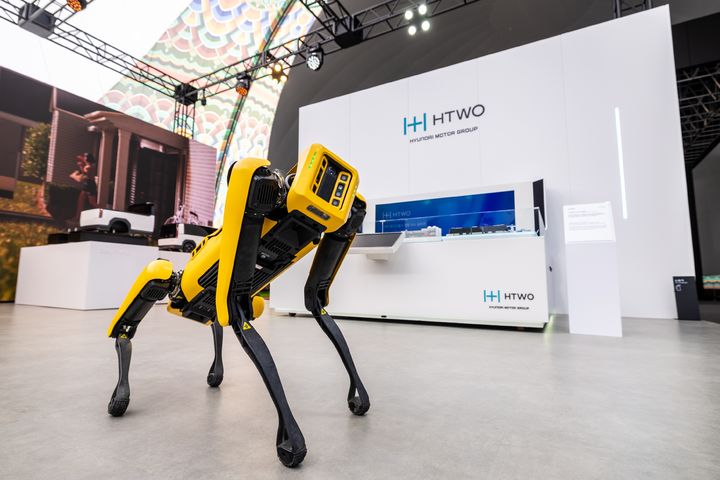 [서울=뉴시스] 경주엑스포대공원 에어돔 현대자동차그룹관 내를 자유롭게 활보하는 보스턴 다이내믹스의 4족 보행 로봇 스팟(SPOT). (사진=현대차그룹) 2025.10.28 photo@newsis.com *재판매 및 DB 금지 *재판매 및 DB 금지