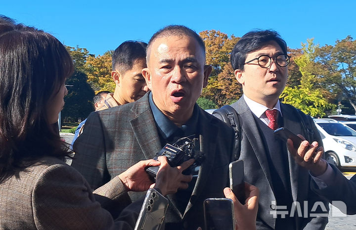 [창원=뉴시스]홍정명 기자='정치 브로커'로 알려진 명태균씨가 28일 오전 경남도청 현관 앞에서 국회 행정안전위원회 지방2반의 경상남도 대상 국정감사 증인 출석에 앞서 서울시장, 경남도지사 관련 공천 관여 의혹 등에 대한 입장을 밝히고 있다.2025.10.28. hjm@newsis.com