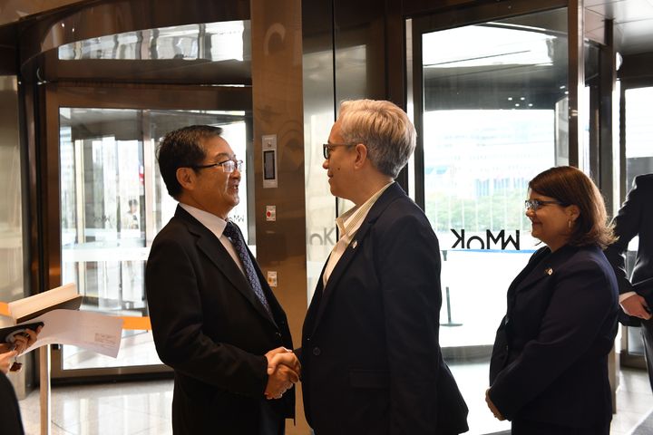 [서울=뉴시스] 백승주 전쟁기념사업회장이 티나 코텍 미 오리건주지사와 환영인사를 하고 있다. (사진=전쟁기념사업회 제공) 2025.10.28. photo@newsis.com *재판매 및 DB 금지