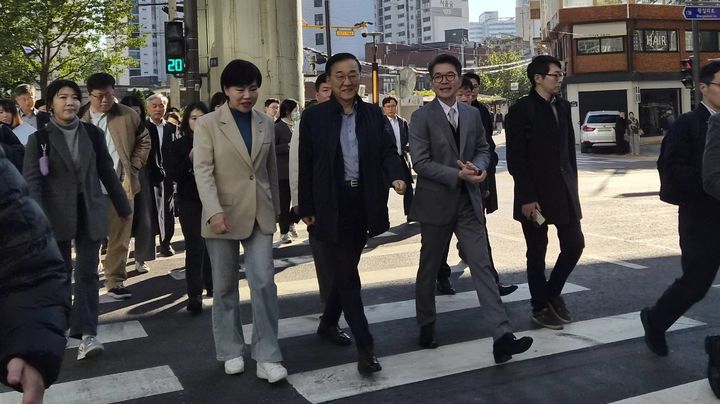 [서울=뉴시스] 정진형 기자 = 김윤덕 국토교통부 장관(사진 가운데)과 전현희 더불어민주당 수석 최고위원, 정원오 성동구청장이 28일 오전 서울 성동구 성수1구역 재건축 현장을 방문했다. 2025.10.28. formation@newsis.com *재판매 및 DB 금지