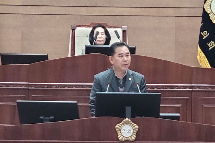 [천안=뉴시스] 최영민 기자=김영한 천안시의원이 28일 제283회 임시회 제4차 본회의 시정질문에서 발언을 하고 있다. 2025.10.28 ymchoi@newsis.com *재판매 및 DB 금지