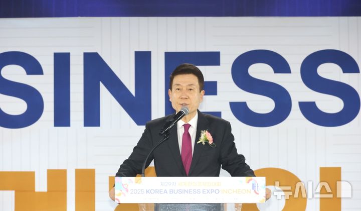 [포항=뉴시스] 송종욱 기자 = 27일 인천 송도컨벤시아에서 '제29차 세계한인경제인대회 & 2025 KOREA BUSINESS EXPO INCHEON' 개막식이 열린 가운데 이강덕 포항시장(대한민국대도시시장협의회 회장)이 인사말을 하고 있다. (사진=포항시 제공) 2025.10.28. photo@newsis.com