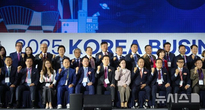 [포항=뉴시스] 송종욱 기자 = 지난 27일 인천 송도컨벤시아에서 '제29차 세계한인경제인대회 & 2025 KOREA BUSINESS EXPO INCHEON' 개막식이 열린 가운데 주요 참석자들이 기념 촬영하고 있다. (사진=포항시 제공) 2025.10.28. photo@newsis.com&nbsp; 