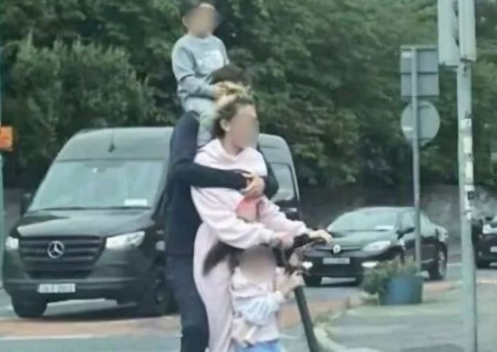 [뉴시스] 부부와 어린 두 자녀가 한 대의 전동 킥보드에 헬멧 없이 탑승한 사진이 온라인상에서 확산하며 안전 논란이 일고 있다. (사진 = 보배드림 캡처) 2025.10.28. *재판매 및 DB 금지