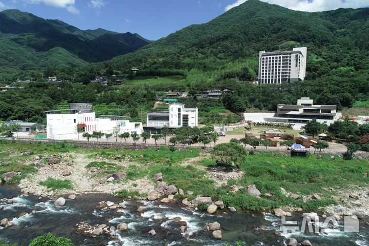 [하동=뉴시스]경남 하동군 야생차문화센터 전경.